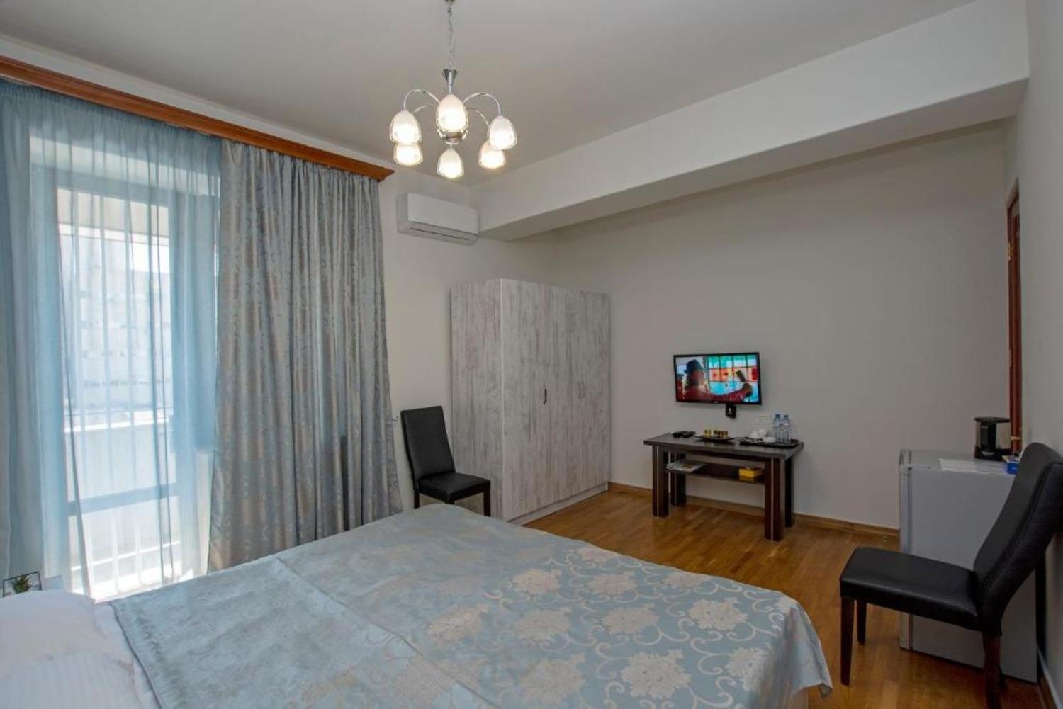 Hotel Season Jerevan Buitenkant foto