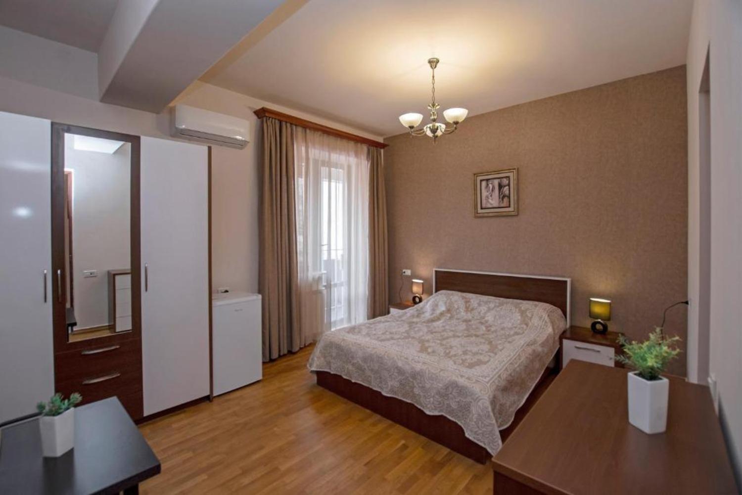 Hotel Season Jerevan Buitenkant foto
