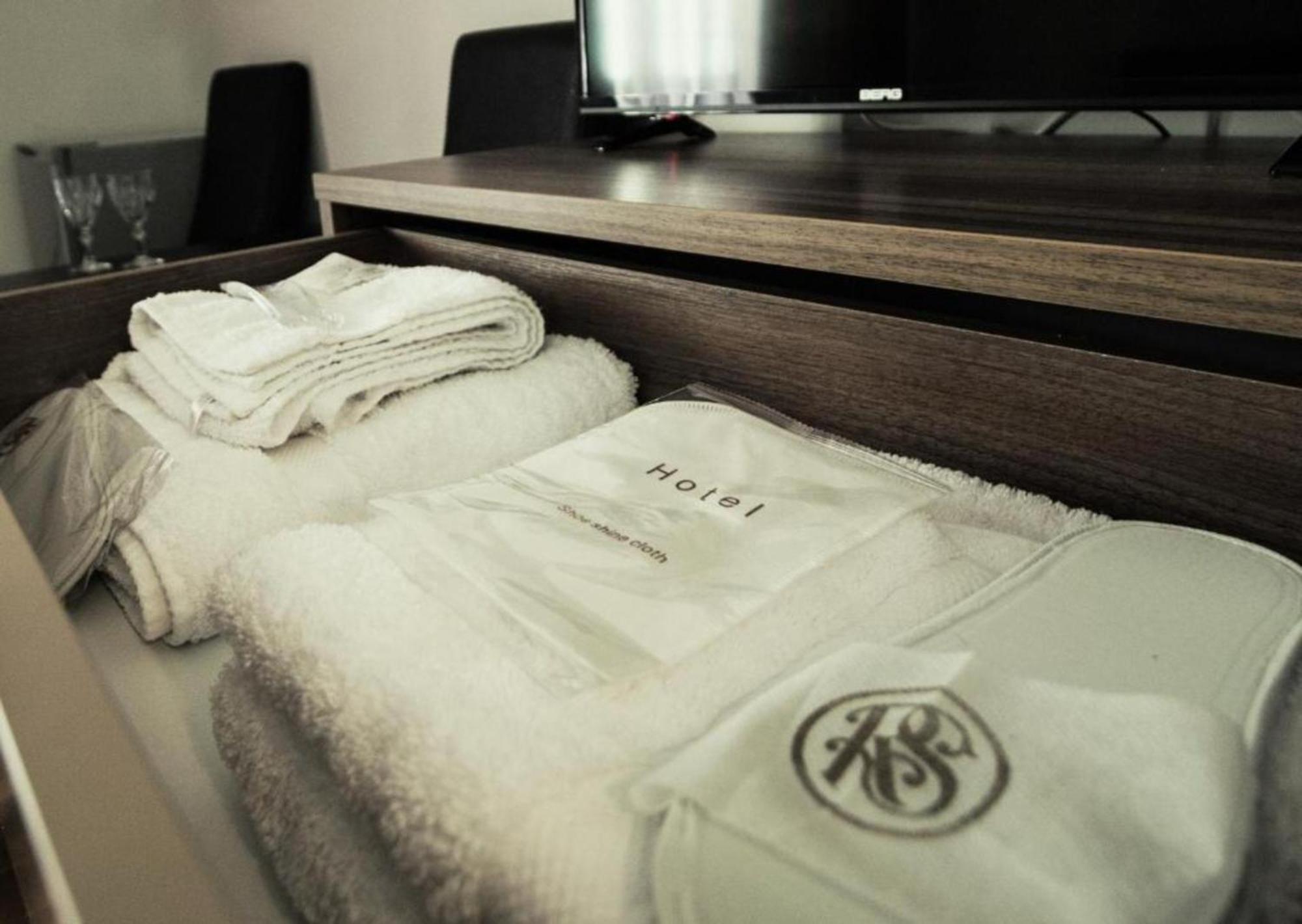 Hotel Season Jerevan Buitenkant foto